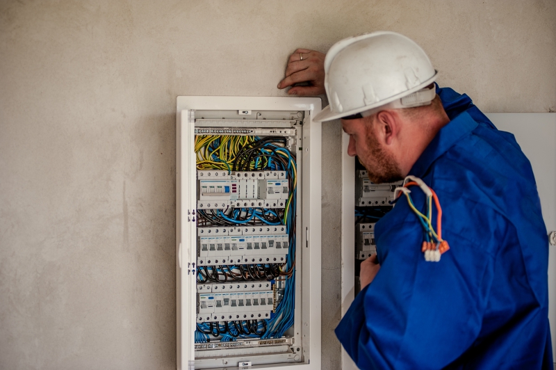 electricite-REGUSSE-min_electrician-2755683